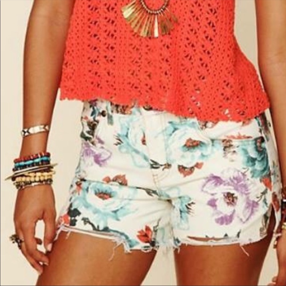 Free People White Floral Raw Hem Distresse…